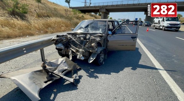 İş makinesine çarpan otomobilin sürücüsü yaralandı