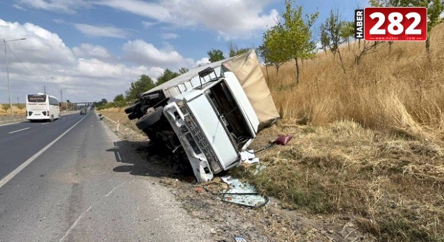 Kamyonet yan yattı; sürücü yara almadan kurtuldu