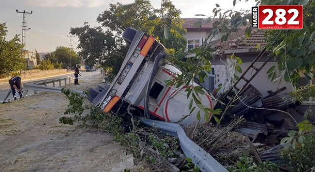 Tanker evlerine çarptı; bomba patlaması ya da deprem olduğunu sandılar