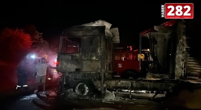 Tekirdağ’da buğday yüklü TIR ile 300 dönüm tarım arazisi yandı