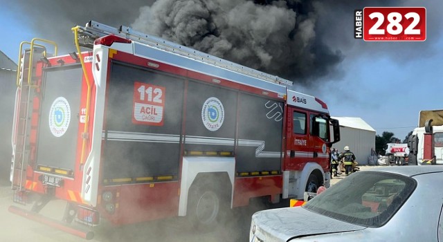 Tekirdağ'da geri dönüşüm tesisinde çıkan yangın 1 saatte kontrol altına alındı