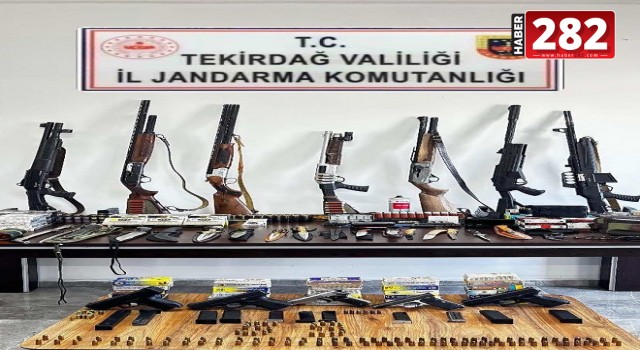 Tekirdağ'da jandarmanın operasyonunda bir evde çok sayıda silah ve mühimmat ele geçirildi