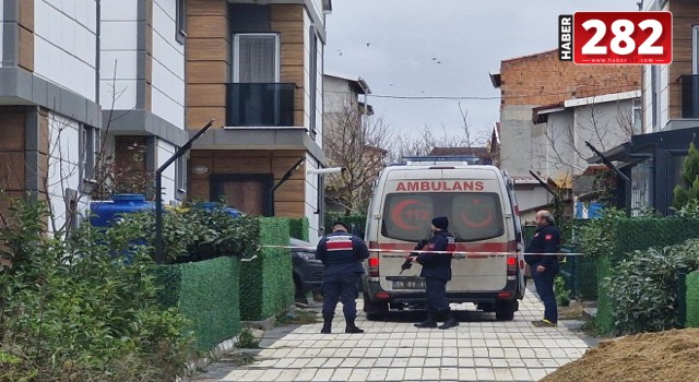 Villada anne ve kızı ölü, baba ise ağır yaralı bulundu