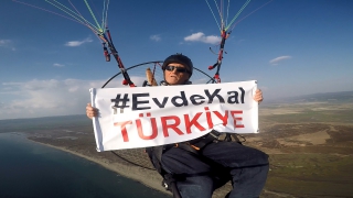 "Evde kal" çağrısına havadan pankartlı destek