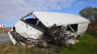 Tekirdağ’da kamyon ile minibüsün çarpıştığı kazada baba oğul yaralandı