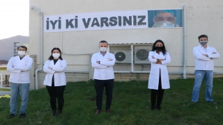 Kırklareli’nde eczacıdan sağlık çalışanlarına moral pankartı