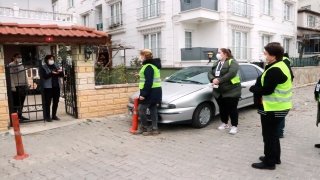 Evinin bahçesinden topladığı çiçeklerle Vefa Sosyal Destek Grubu’na teşekkür etti