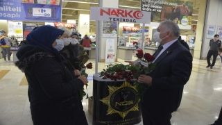 Tekirdağ Valisi Yıldırım ”En iyi narkotik polisi anne”lere gül dağıttı