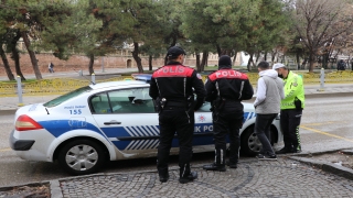 Edirne’de kısıtlamayı ihlal eden yoklama kaçağı sürücü polise yakalandı 