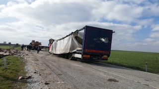 Kırklareli’nde tırın devrilmesi nedeniyle kapanan Pehlivanköy yolu ulaşıma açıldı