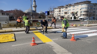 Edirne Valisi Ekrem Canalp, yaya çizgisi çeken ekibe yardım etti