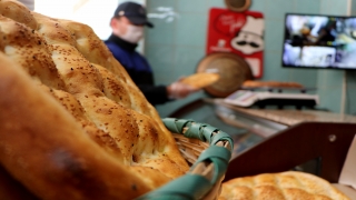 Edirne’de fırınlardaki ramazan denetiminde pide ve ekmeğin gramajı ölçüldü 