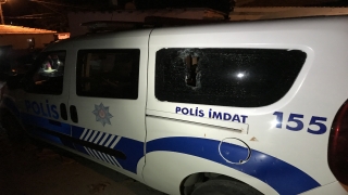 Edirne’de kavga ihbarına giden polis ekibinin aracına kiremit atılarak zarar verildi