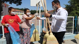 Edirne’de bir mahallenin sakinleri davul zurna eşliğinde temizlik yaptı