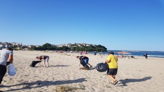 İğneada sahillerinde tatilcilerin bıraktığı çöpler toplandı