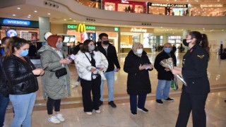 Tekirdağ’da kadınlara karanfil dağıtılarak, KADES anlatıldı