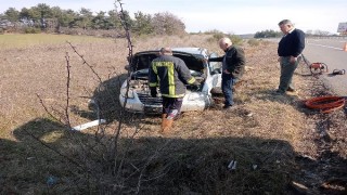 Keşan’da refüje çarpıp yoldan çıkan otomobilin sürücüsü yaralandı