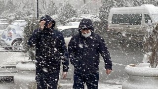 Çorlu’da aniden başlayan kar, ilçeyi beyaza bürüdü