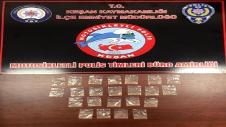 Polis, kaçmaya çalışan şüphelinin üzerinde uyuşturucu ele geçirdi