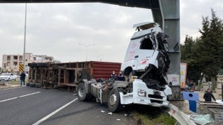 Üst geçidin ayağına çarpan TIR’ın şoförü öldü; kaza kamerada