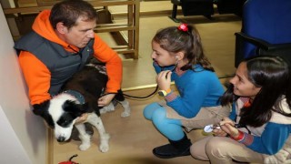 ’Kalbimiz aynı atıyor’ projesinde önce arkadaşlarının, sonra köpeğin kalbini dinlediler  