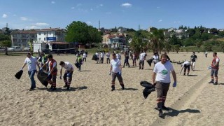 Tekirdağ’da plajdaki çöpleri toplayıp temizlik yaptılar