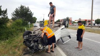 Takla atan otomobilden kurtaran polislere, sarılarak teşekkür etti