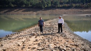 Su seviyesi azaldı; belediye başkanı barajın ortasına yürüyüp, çağrı yaptı