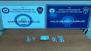 Edirne’de aranması olan ve üzerinde uyuşturucu bulunan 2 şüpheliye gözaltı