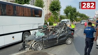 Otobüse çarpan otomobilin sürücüsü ağır yaralandı